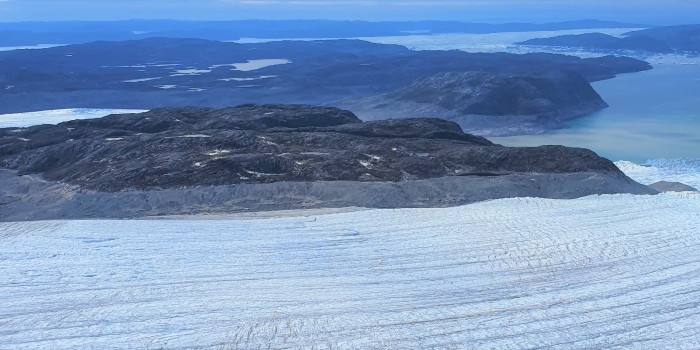 Tre store gletsjere i det østlige og vestlige Grønland er smeltet hurtigere end hidtil antaget, viser ny international forskning anført af DTU Space. (Foto: DTU Space)