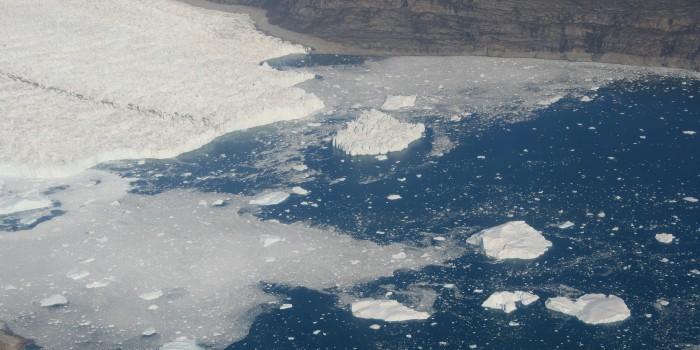 Udløbsgletsjer nær Narsarsuaq i det sydlige Grønland. Klimaforandringer får isen til at smelte hurtigere, viser forskning fra DTU Space for 1992-2020. (Foto: DTU Space/S. B. Simonsen)