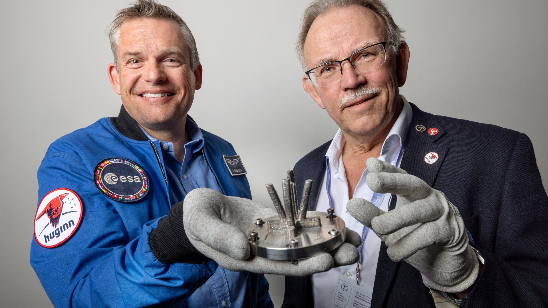 ESA-astronaut Andreas Mogensen og professor ved DTU Space, John Leif Jørgensen, har i dag præsenteret et af de første blot fire 3D-metalprint, der er fremstillet i rummet. (Foto: DTU Space/Mikal Schlosser)