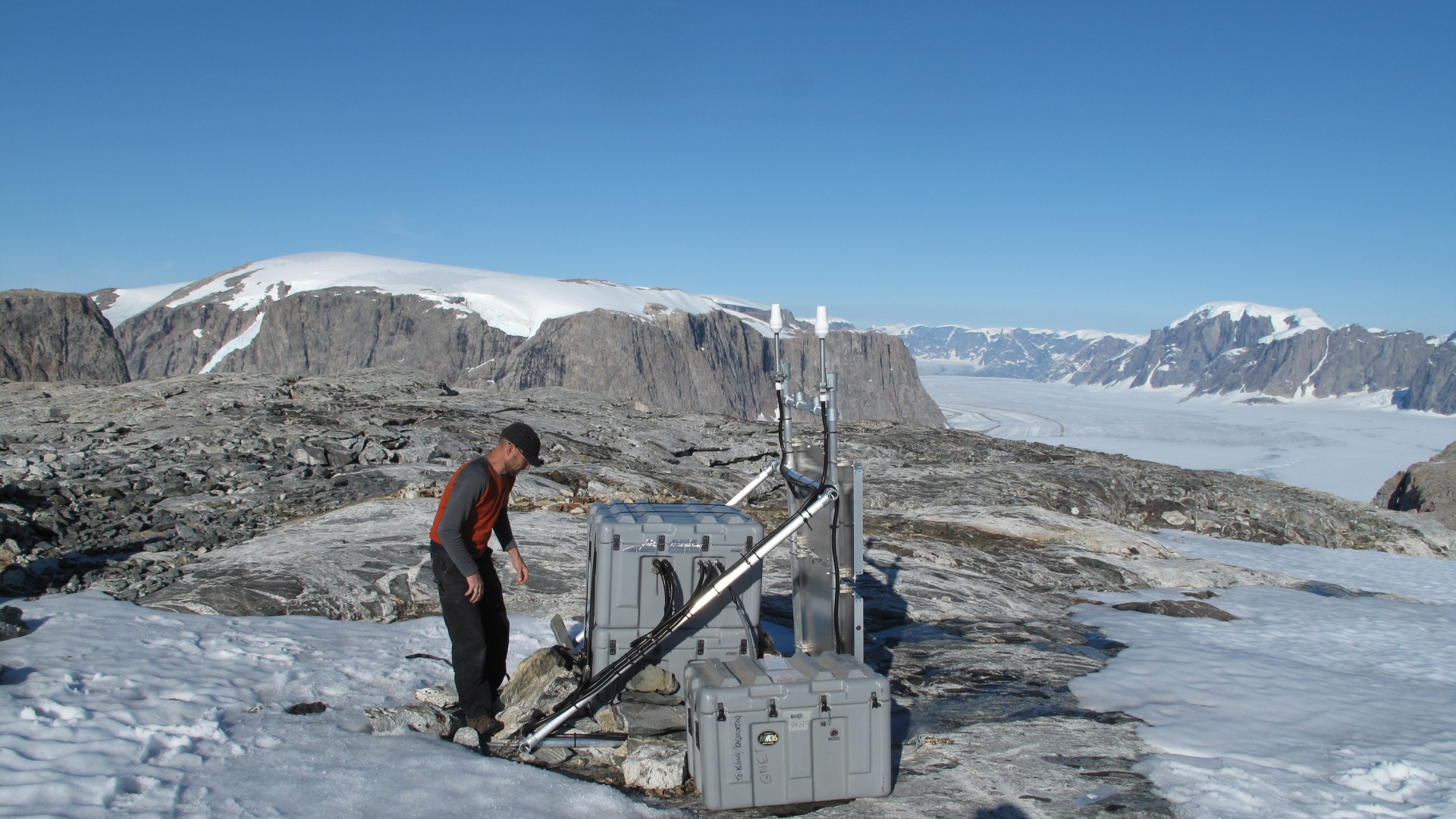 Ved hjælp af GPS-målestationer placeret på grundfjeldet i Grønland kan forskere på DTU nu beregne hvor meget isen i Grønland smelter dagligt. Foto: DTU Space