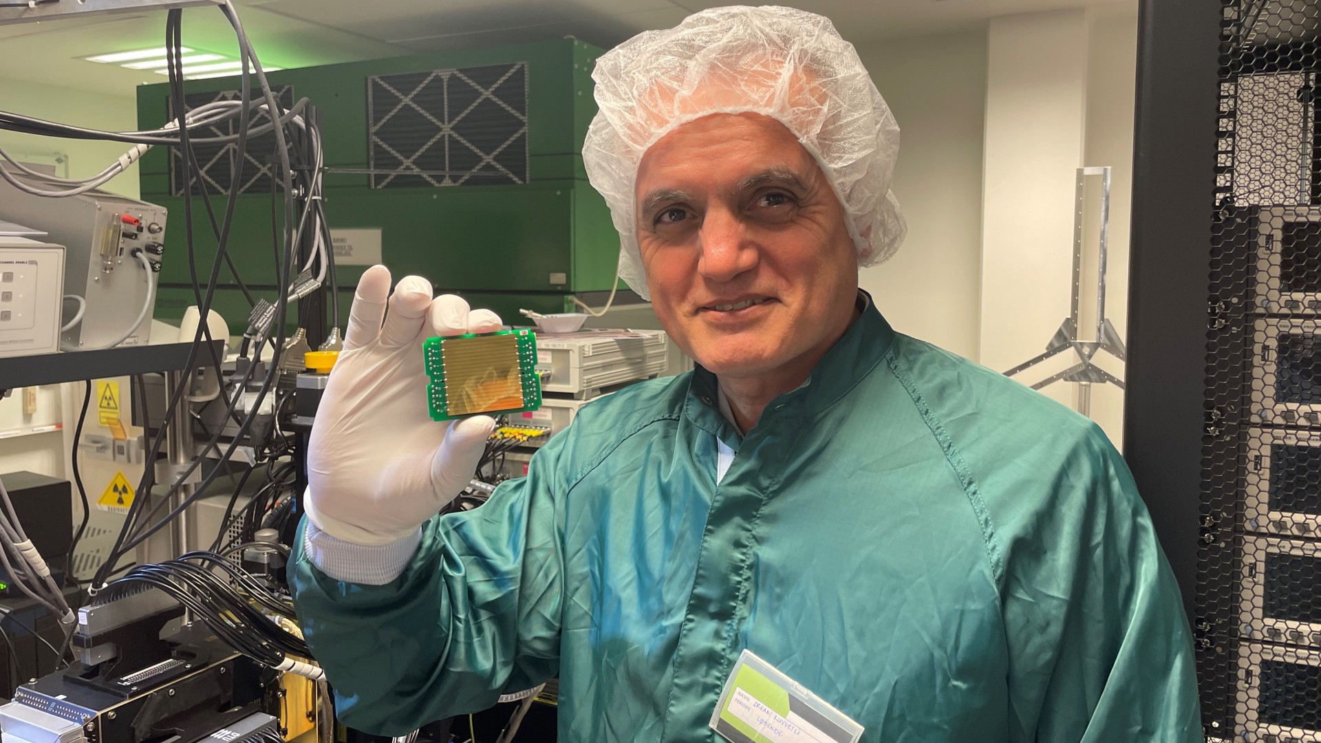 DTU Space-professor Irfan Kuvetli in the lab where he and his group are working on a new sensor system based on space science for use in medical imaging, industrial inspection and environmental monitoring.